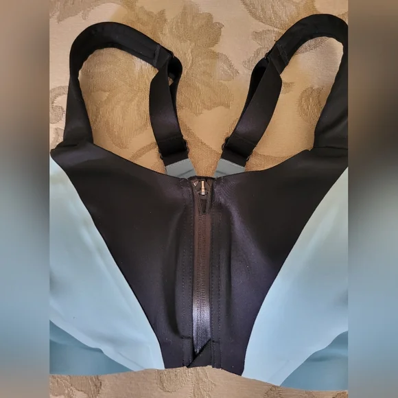 Victoria's Secret Maximum Support Knockout Front-Close Sports Bra - Picture 3 of 8